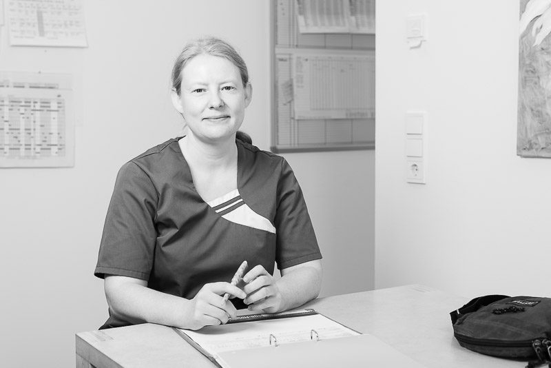 Portrait Sabrina Haaf Mitarbeiterin seniormobil ambulanter Pflegedienst Bad Grönenbach fotografiert von Kees van Surksum Fotograf Businessportraits Kaufbeuren München
