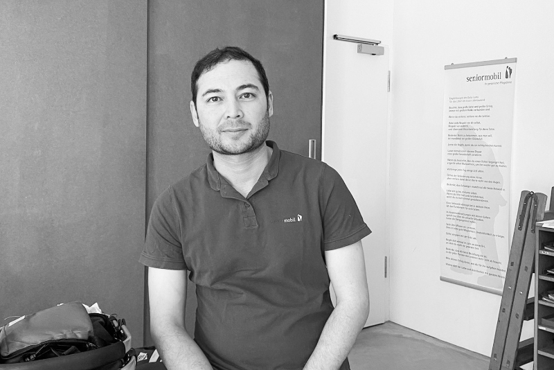 Portrait Ali Muzafari, Mitarbeiter seniormobil ambulanter Pflegedienst Bad Grönenbach fotografiert von Kees van Surksum Fotograf Businessportraits Kaufbeuren München